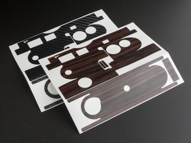 <b>M.CutizのSkin Woody Special（WG15）は48ドル（手前）。Carbon Black（奥）は38ドル</b>