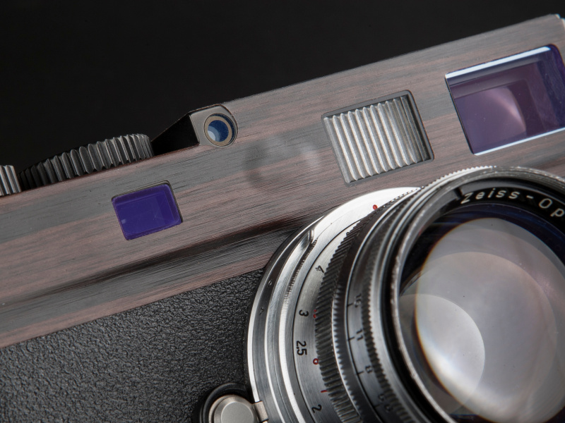 <b>ライカのロゴマークはマスクとアンマスクが選択できる。写真はマスクタイプだ</b>