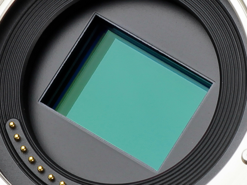 <b>APS-Cサイズのセンサーを採用</b>