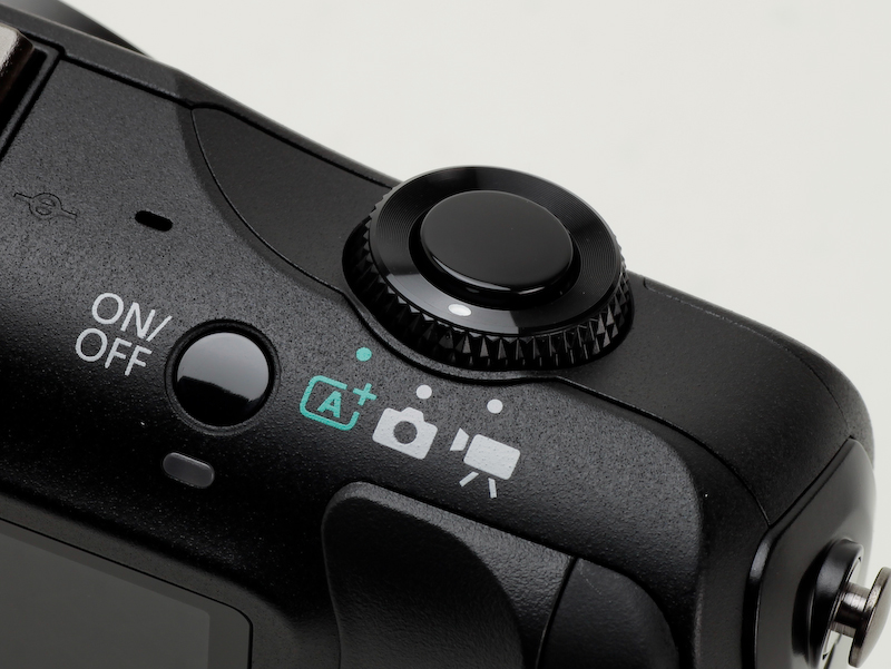 <b>シャッターボタンと同軸のダイヤルでモードを切り替える</b>