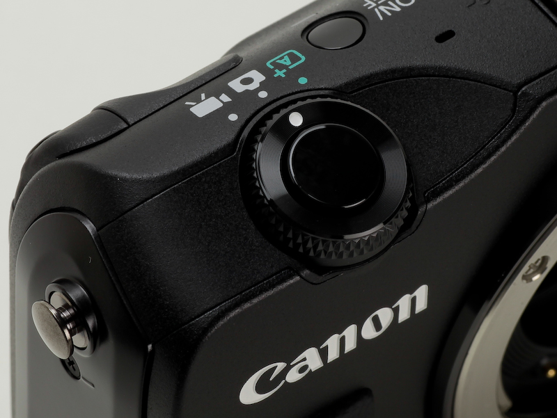 <b>シャッターボタン部分はえぐられた形状になっており、指を自然に置けるようにしたという</b>