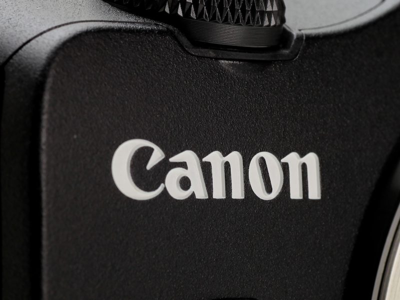 <b>Canonロゴは彫り込み</b>