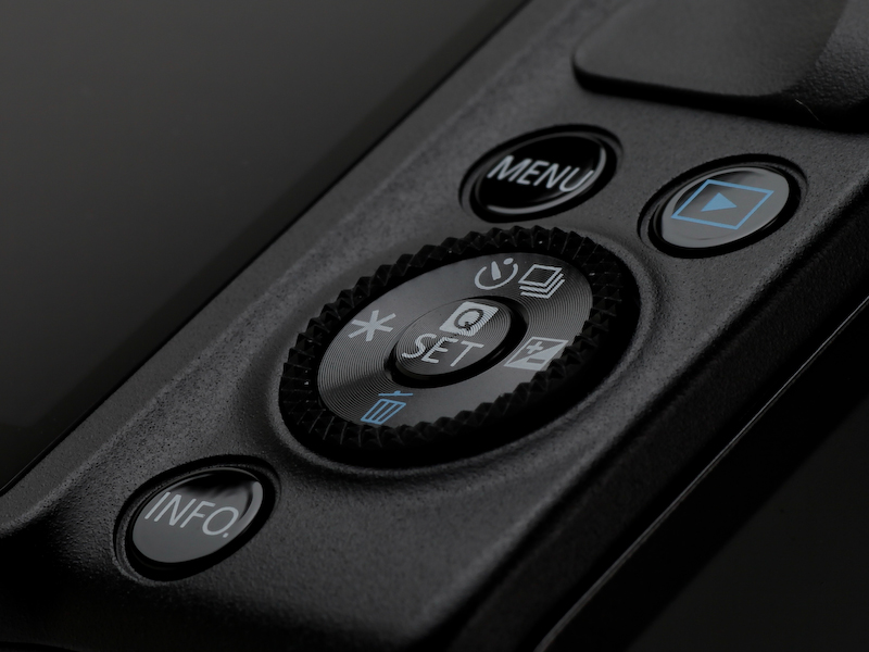 <b>背面には十字キーの周囲に電子ダイヤルを備える</b>