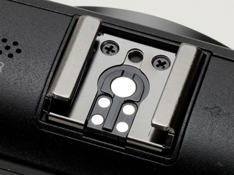 <b>ホットシューは従来のEOSと同じ接点のためストロボやGPSユニットなどが共用できる</b>