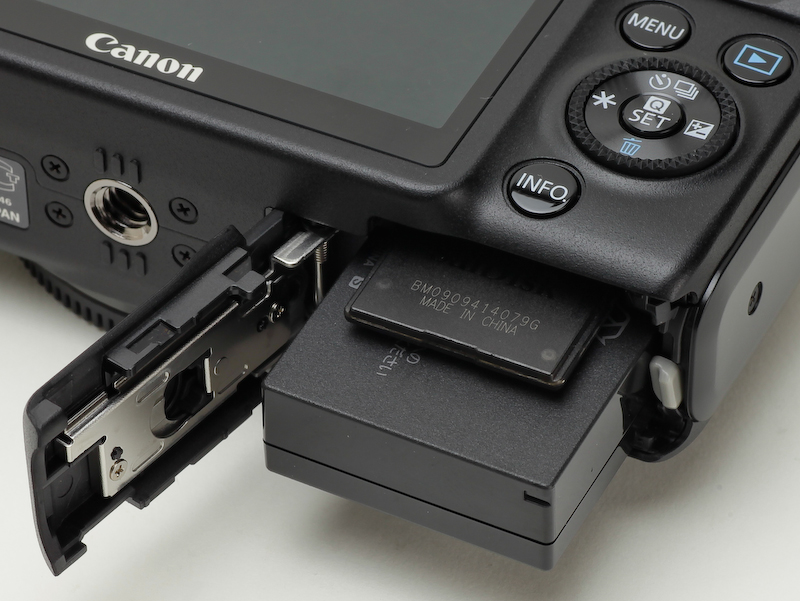 <b>バッテリー及び記録メディア室</b>