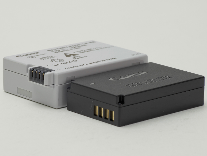 <b>バッテリーはEOS Kiss X6i用の「LP-E8」（左）よりも小型になった</b>