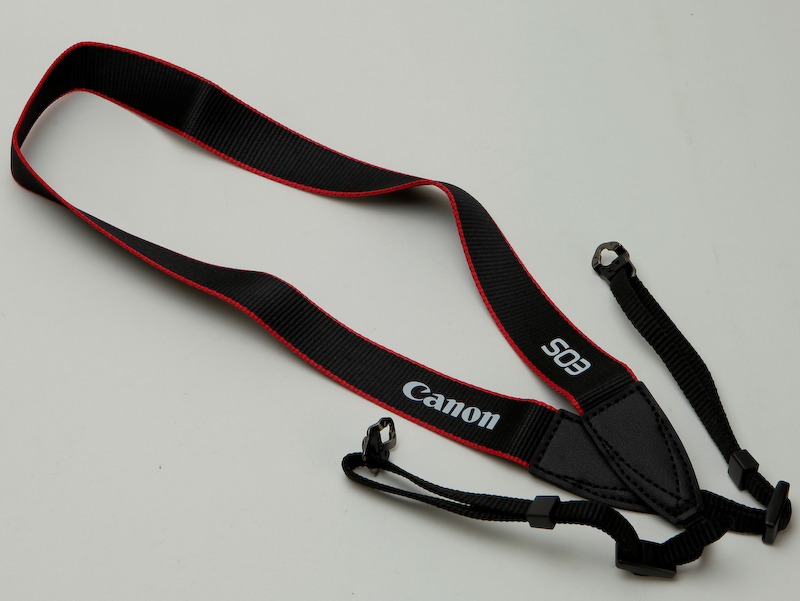 <b>同梱のストラップ。従来のEOSに同梱されていたストラップの幅を狭くしたもののようだ</b>