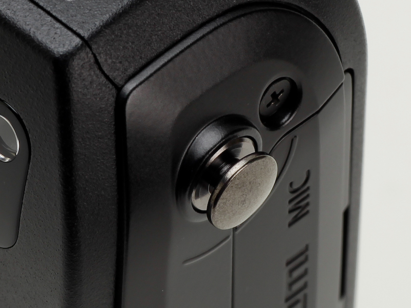 <b>EOS Mのストラップ取り付け部は新方式になった</b>