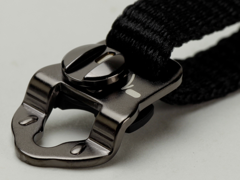 <b>ストラップが360度回転するので取り回しは良さそうだ。ロックと解除はコインでつまみを回して行なう。レンズにストラップ穴の無いEFレンズであれば、どのレンズを装着した場合でも耐えられるという</b>