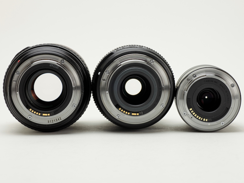 <b>マウント比較。左からEFマウント（EF 24-70mm F2.8 L USM）、EF-Sマウント（EF-S 15-85mm F3.5-5.6 IS USM）、EF-Mマウント（EF-M 18-55mm F3.5-5.6 IS STM）</b>