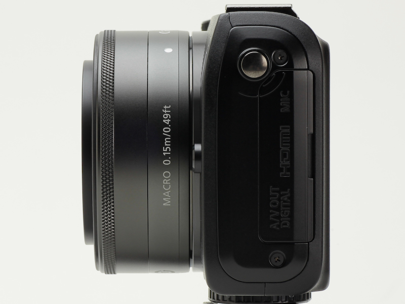 <b>電源を入れると鏡胴が少しせり出す</b>