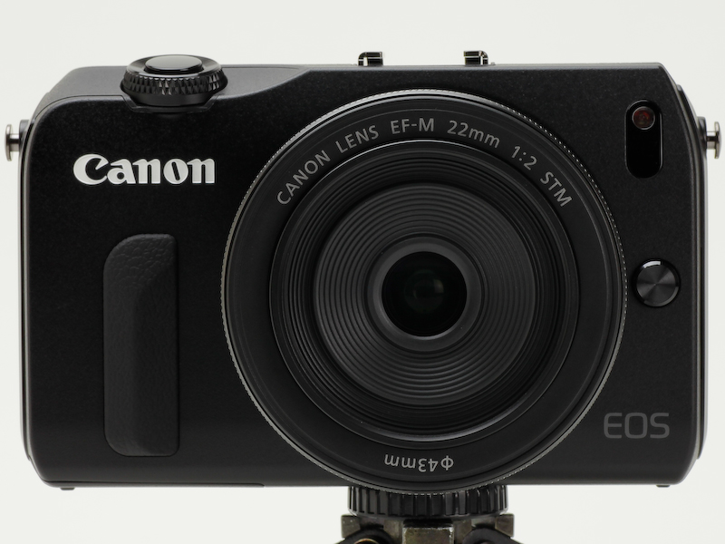 <b>電源を入れると鏡胴が少しせり出す</b>