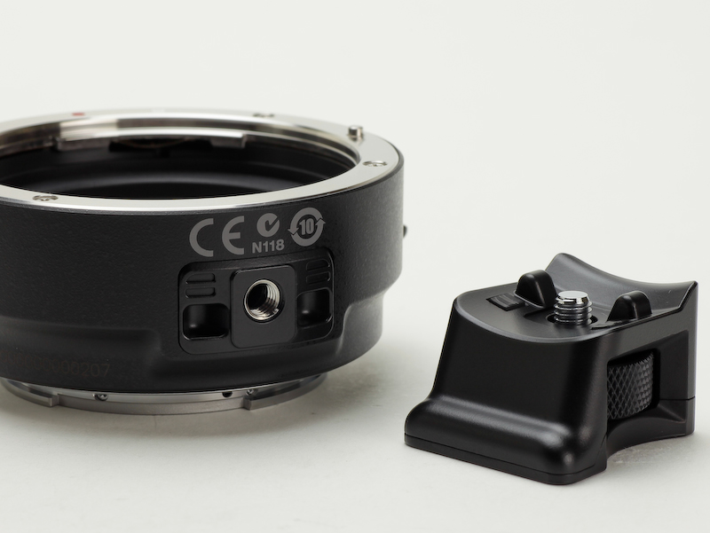 <b>三脚座は金属のダイキャスト製で、着脱可能</b>