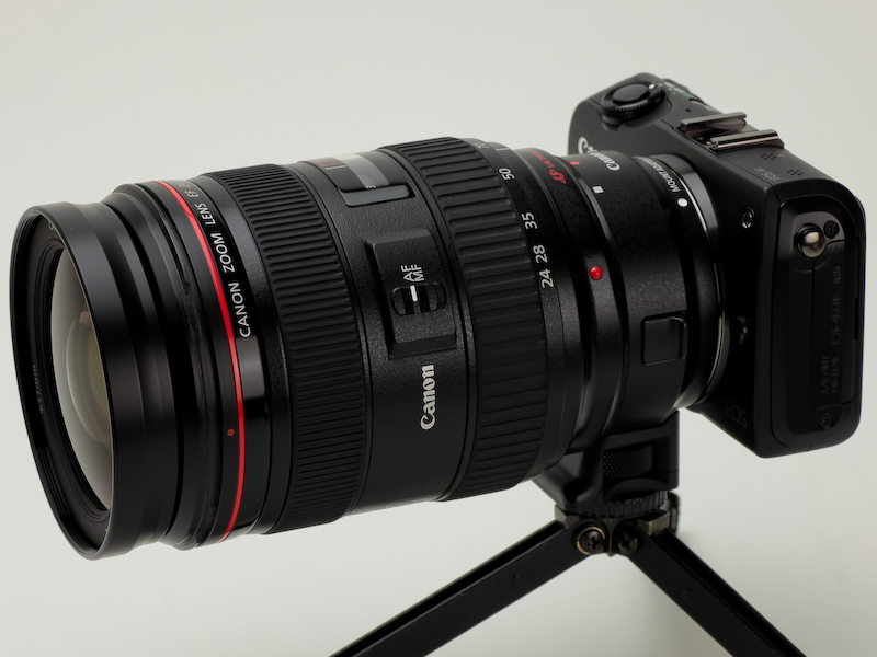 <b>EF 24-70mm F2.8 L USMの装着例。カメラよりも重いレンズを装着した場合は、レンズを持って持ち運ぶ</b>