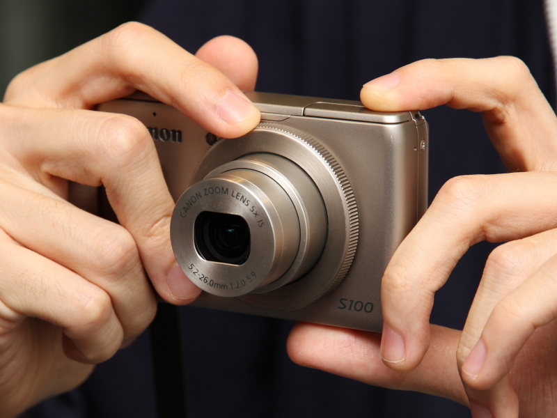 <b>私が使いやすい持ち方。右手側のグリップが役立つ</b>