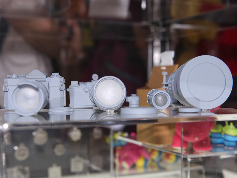 <b>キヤノン往年のカメラやレンズをミニチュア化した（発売時には着色される）</b>