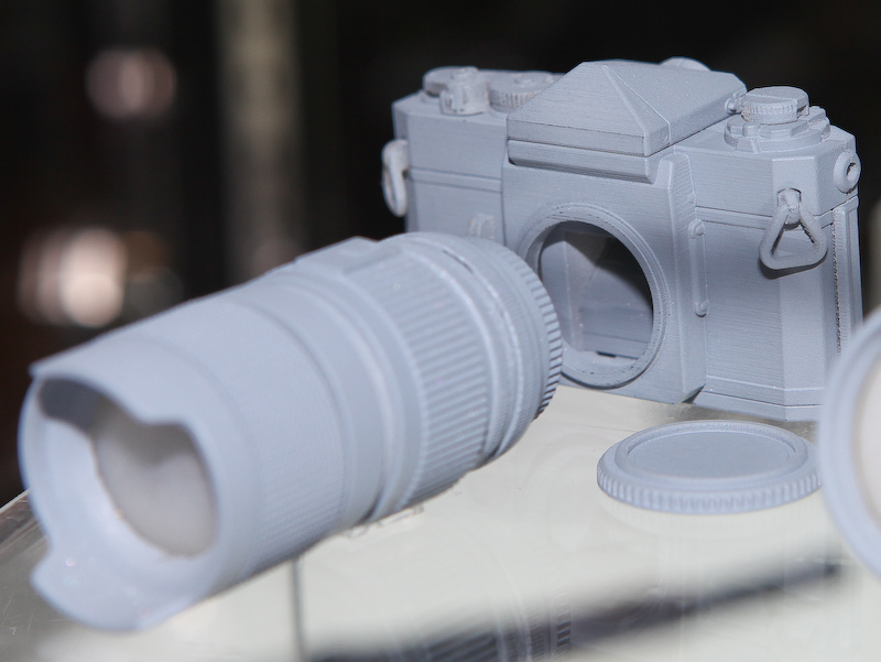 <b>MFのフィルムカメラ「F-1」と見られるボディ。巻き上げダイヤルなどの造形も細かい</b>