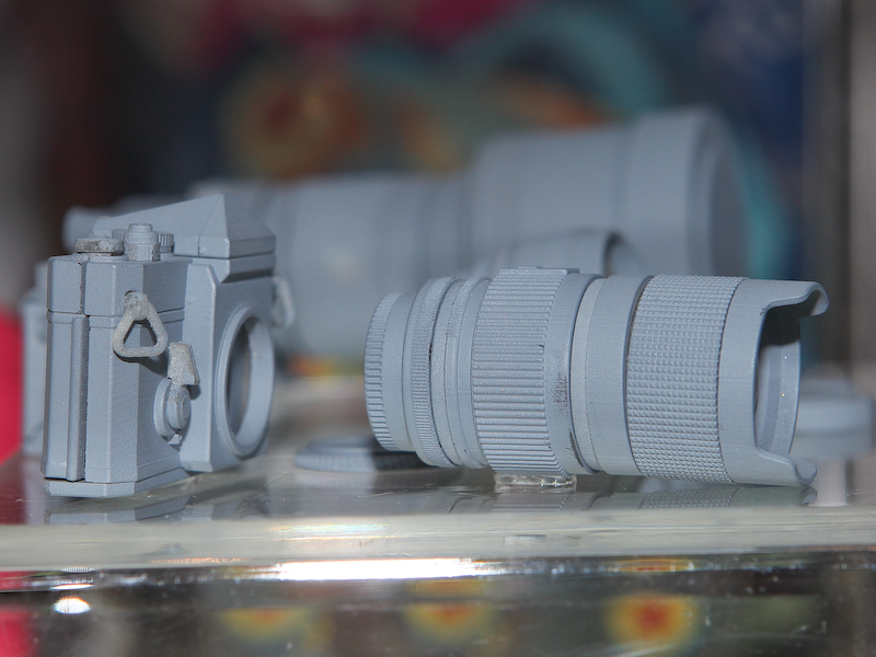 <b>MFのフィルムカメラ「F-1」と見られるボディ。巻き上げダイヤルなどの造形も細かい</b>