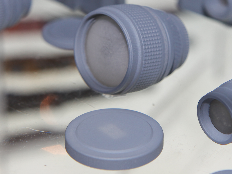 <b>レンズにはフロントキャップも付属するようだ</b>