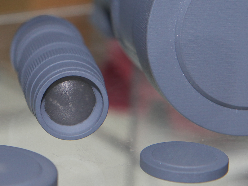 <b>レンズにはフロントキャップも付属するようだ</b>