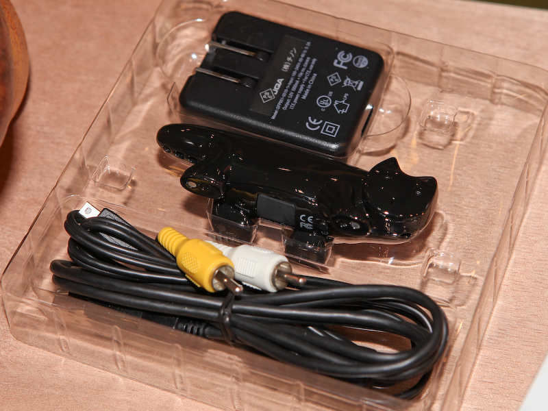 <b>同梱品。バッテリーは内蔵。microSDHC/SDメモリーカード（別売）を使用する</b>