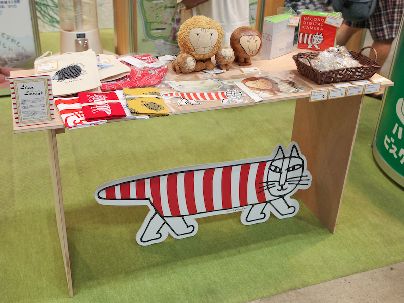 <b>SIPPOは熊本県のテーマパーク「阿蘇ファームランド」にあるショップで、リサ・ラーソン氏がデザインしたオブジェなども扱っている。SIPPOによると、ネコノデジタルカメラの新色は一部の雑貨店などでも入手できるとのことだ</b>