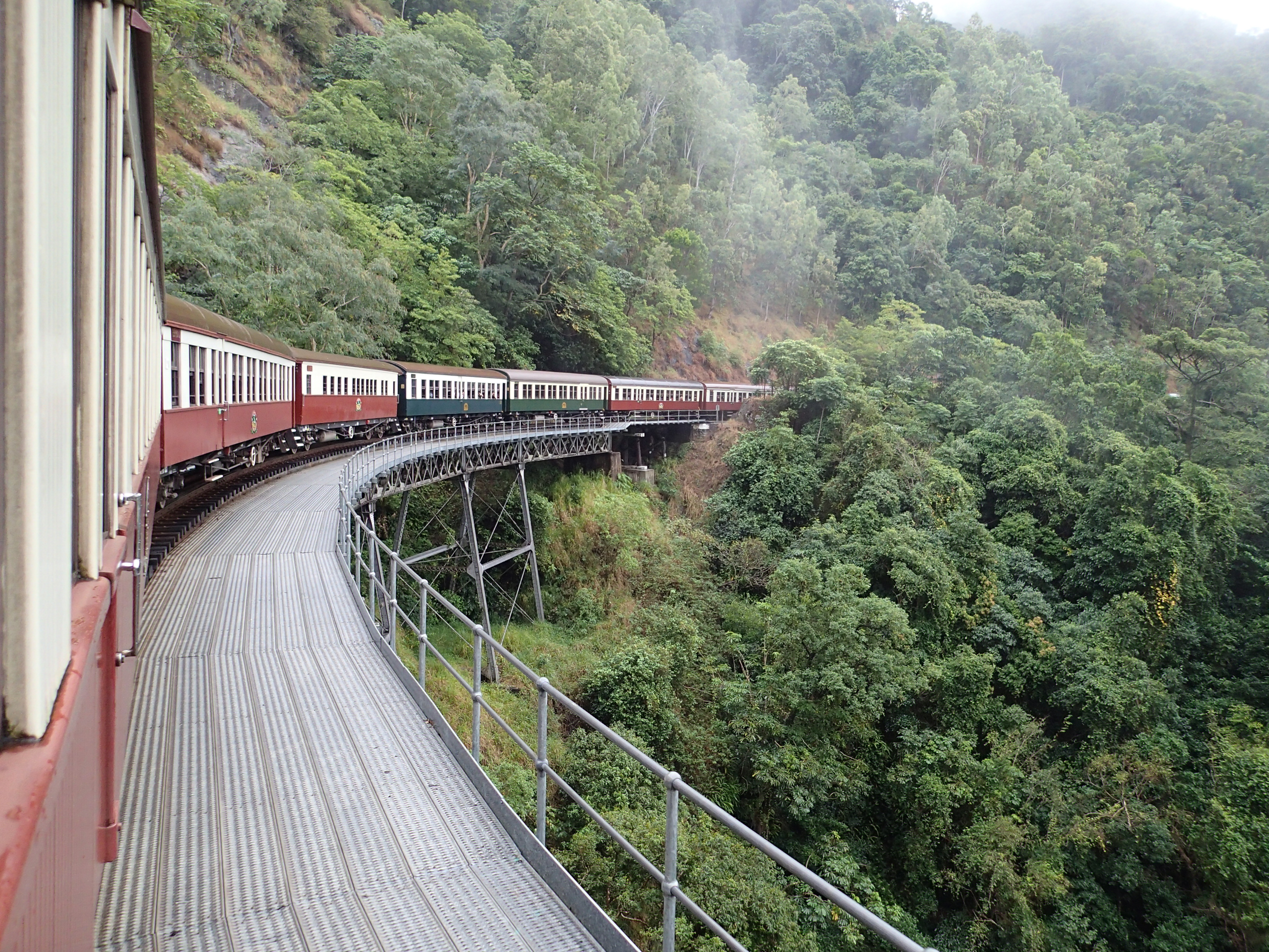<b>ケアンズ観光の定番、キュランダ鉄道でのひとこま。広角らしい遠近感を伴いながら、カーブを進む車両を収めることができた。TG-1 / 約3.6MB / 3,264×2,448 / 1/250秒 / F2 / 0.0EV / ISO250 / WB:オート / 4.5mm</b>