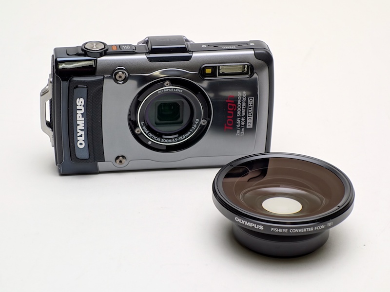 <b>手前がフィッシュアイコンバーターレンズのFCON-T01。TG-1はレンズリングを外した状態</b>