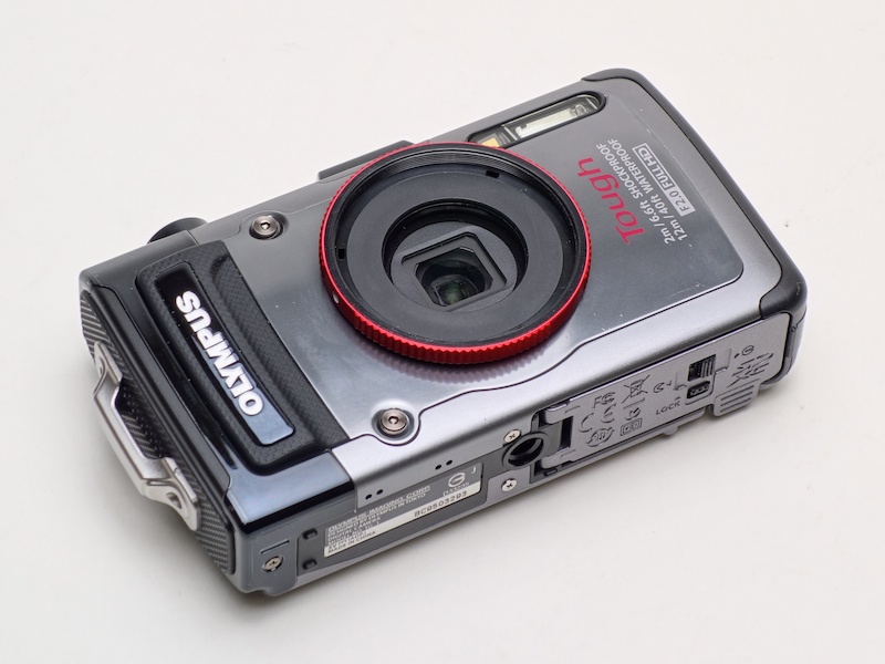 <b>コンバーターレンズをつける場合は、まず最初からついているレンズリングを外し、次にコンバーターアダプターCLA-T01を取り付ける。外したレンズリングを失くしそうだと思っていたら、やはり失くしてしまった（涙）</b>