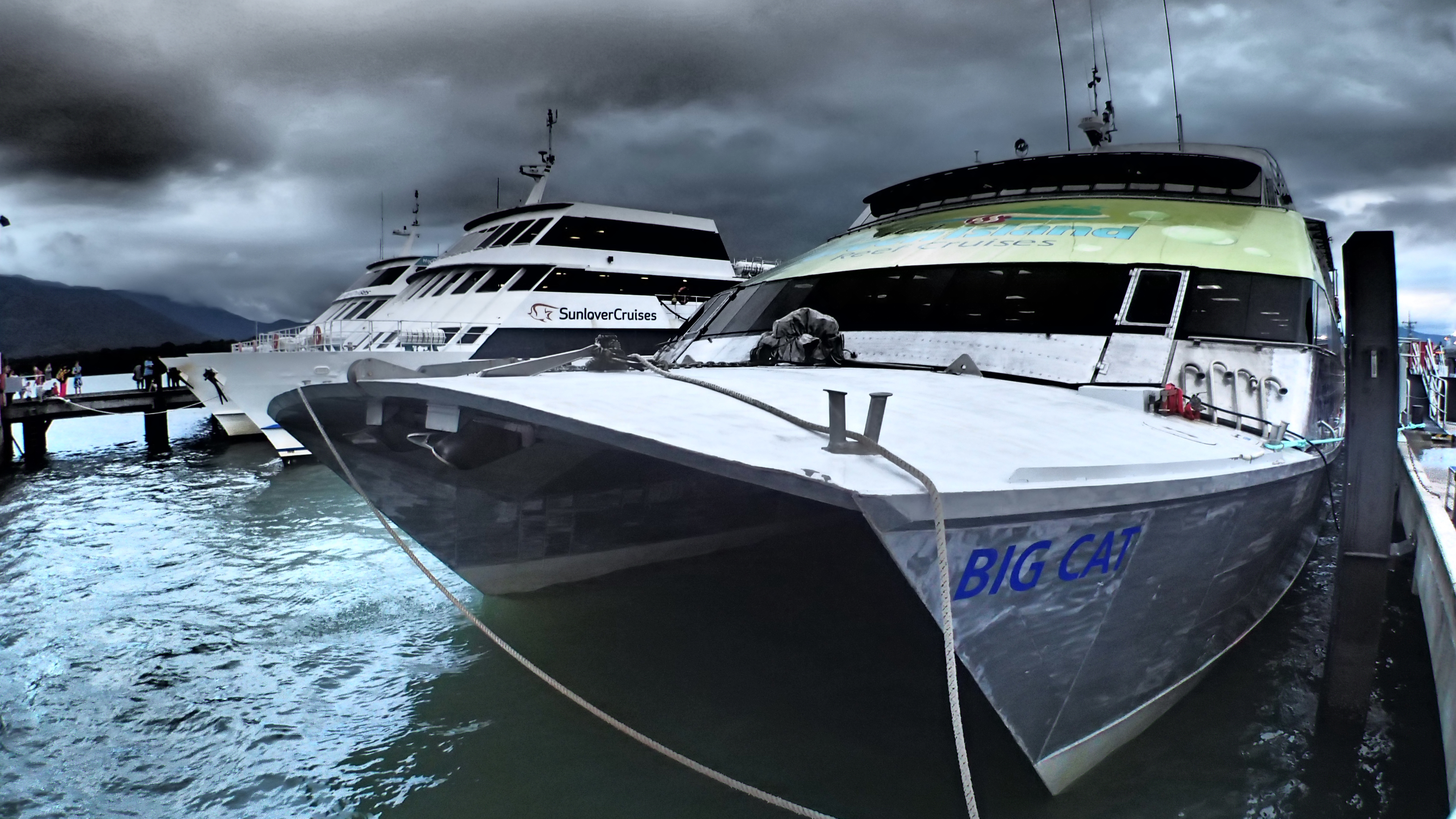 <b>フィッシュアイコンバーターを装着すると、周囲の状況まで画面に入れることができた。TG-1 / 約3.4MB / 3,968×2,232 / 1/100秒 / F2 / 0.0EV / ISO100 / WB:オート / 4.5mm / フィッシュアイコンバーター装着 / マジックフィルター：ドラマチック</b>