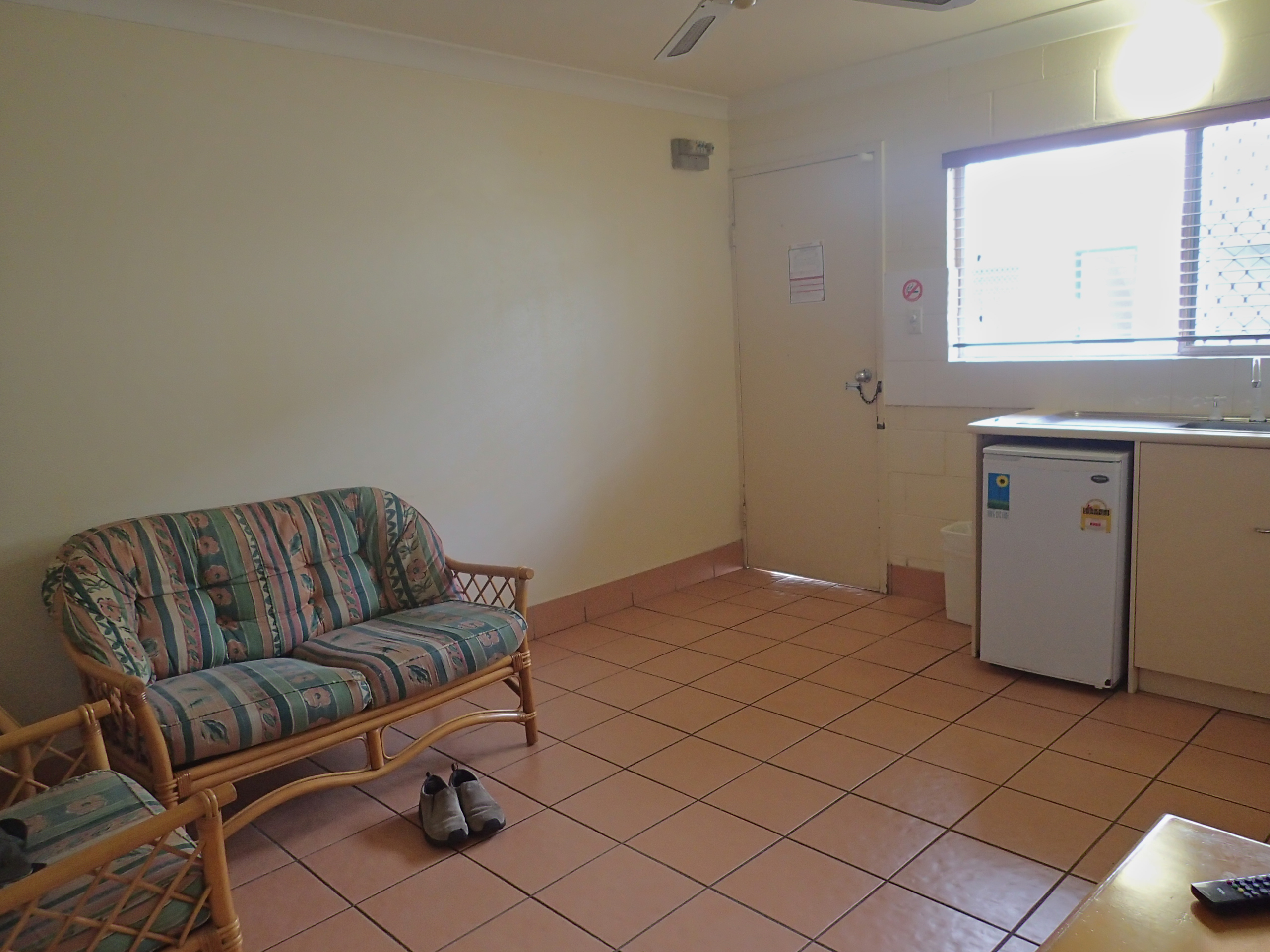 <b>宿泊したKoala Beach Resort Cairnsのリビング。これはフィッシュアイコンバーターなし。TG-1 / 約1.7MB / 2,560×1,920 / 1/30秒 / F2 / 0.0EV / ISO400 / WB:オート / 4.5mm</b>