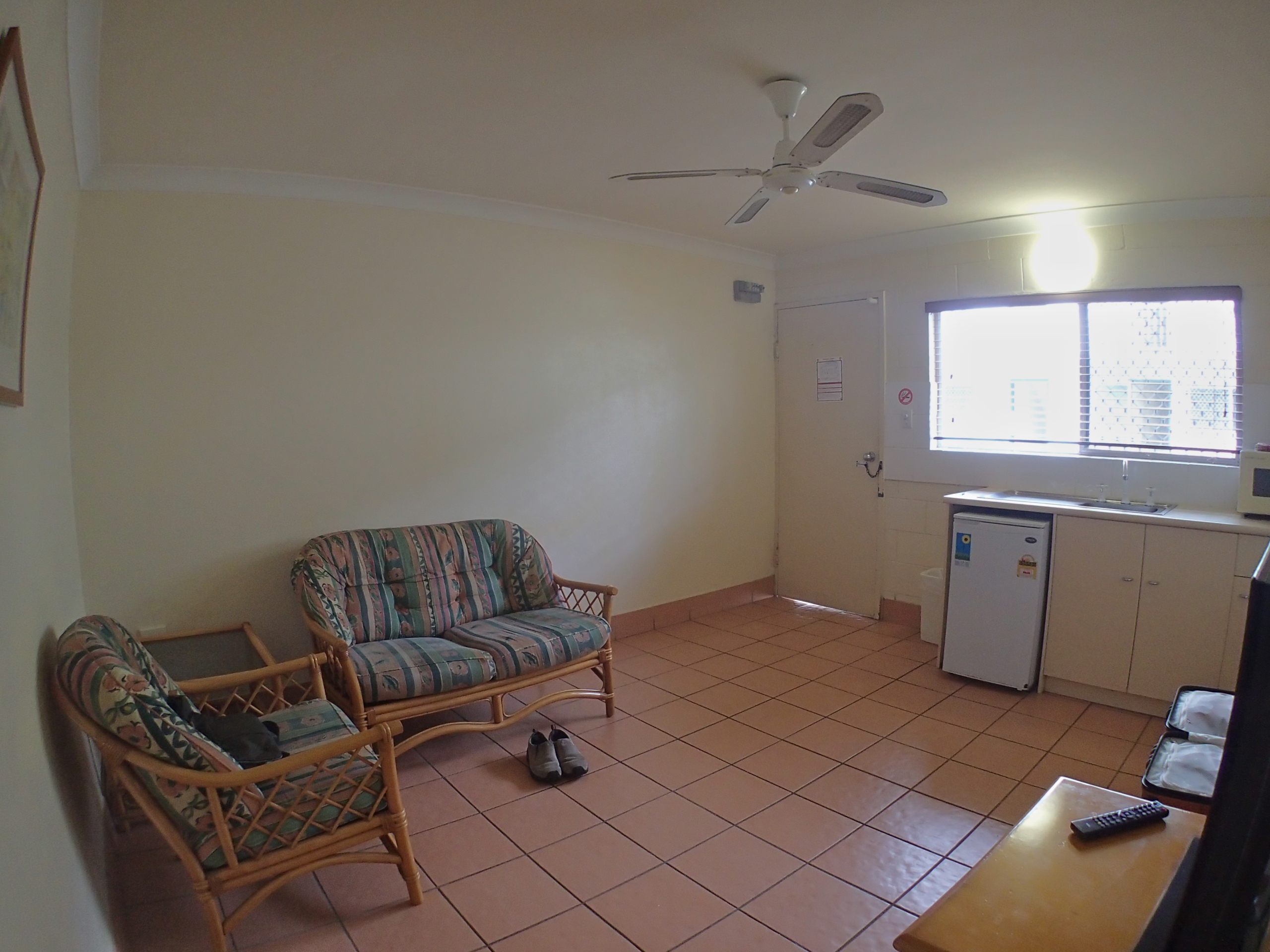 <b>フィッシュアイコンバーターをつけると、部屋の様子がより記録できる。TG-1 / 約1.7MB / 2,560×1,920 / 1/30秒 / F2 / 0.0EV / ISO320 / WB:オート / 4.5mm / フィッシュアイコンバーター装着</b>