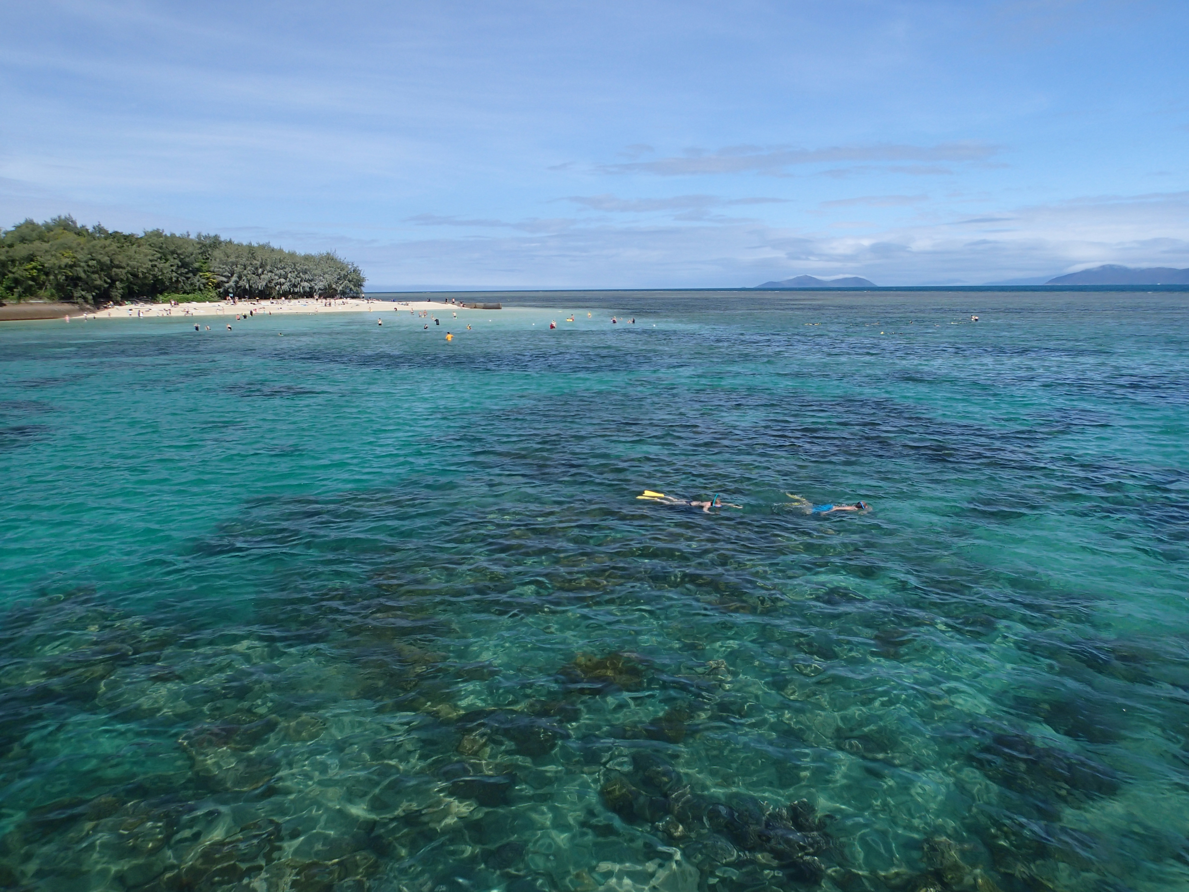<b>PLフィルター最大効果。海面の反射が低減され、海の透明度の高さがより表現できた。空の色も変化した。TG-1 / 約4.3MB / 3,968×2,976 / 1/640秒 / F2.8 / 0.0EV / ISO100 / WB:晴天 / 4.5mm</b>