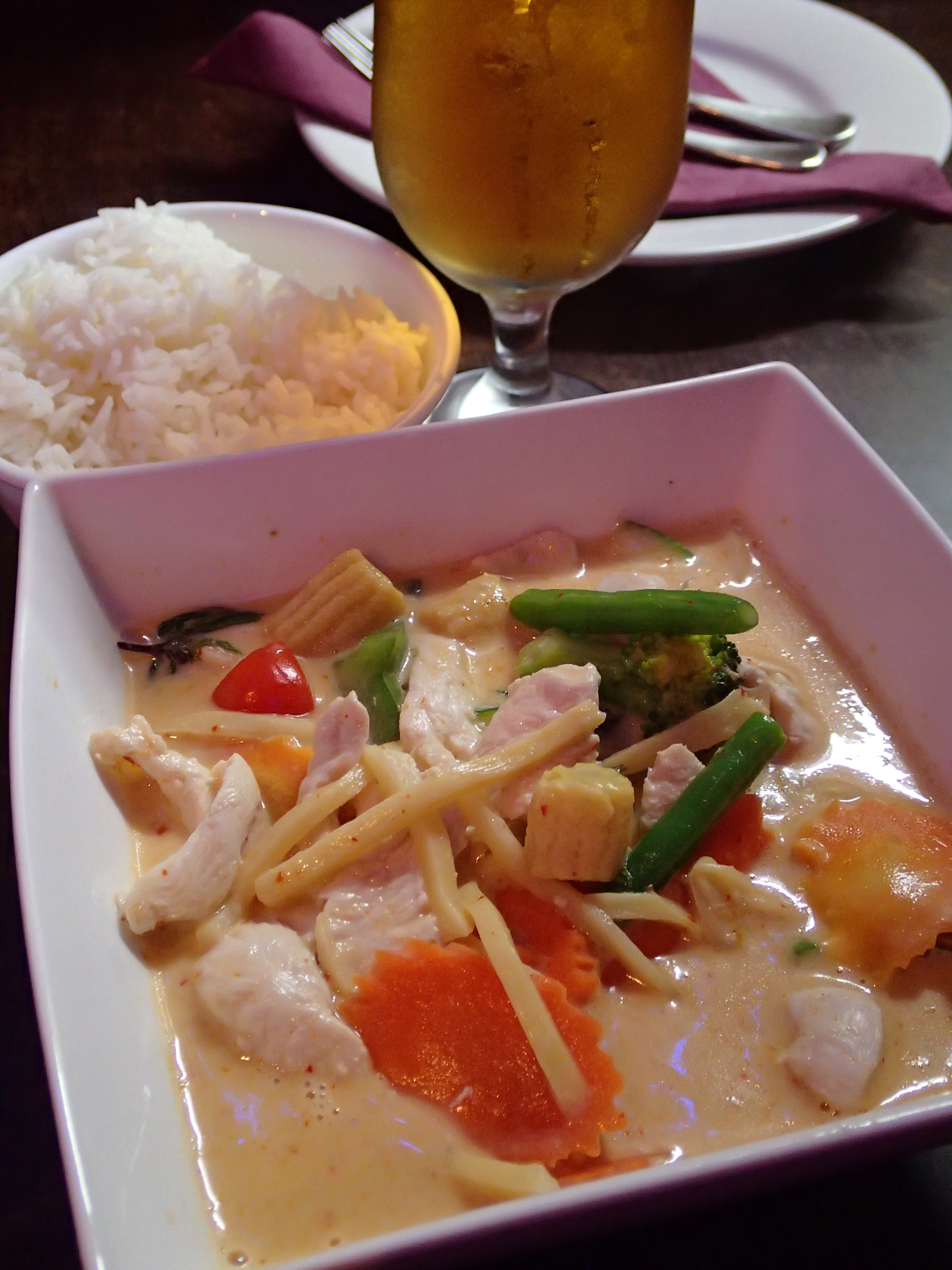 <b>晩ご飯を食べに行ったCafe Thailandというお店で。暗めの室内だったが、40mm相当でF2.8とレンズが明るいため、ISO800で撮影できた。TG-1 / 約4.9MB / 2,976×3,968 / 1/30秒 / F2.8 / 0.0EV / ISO800 / WB:オート / 7.3mm</b>