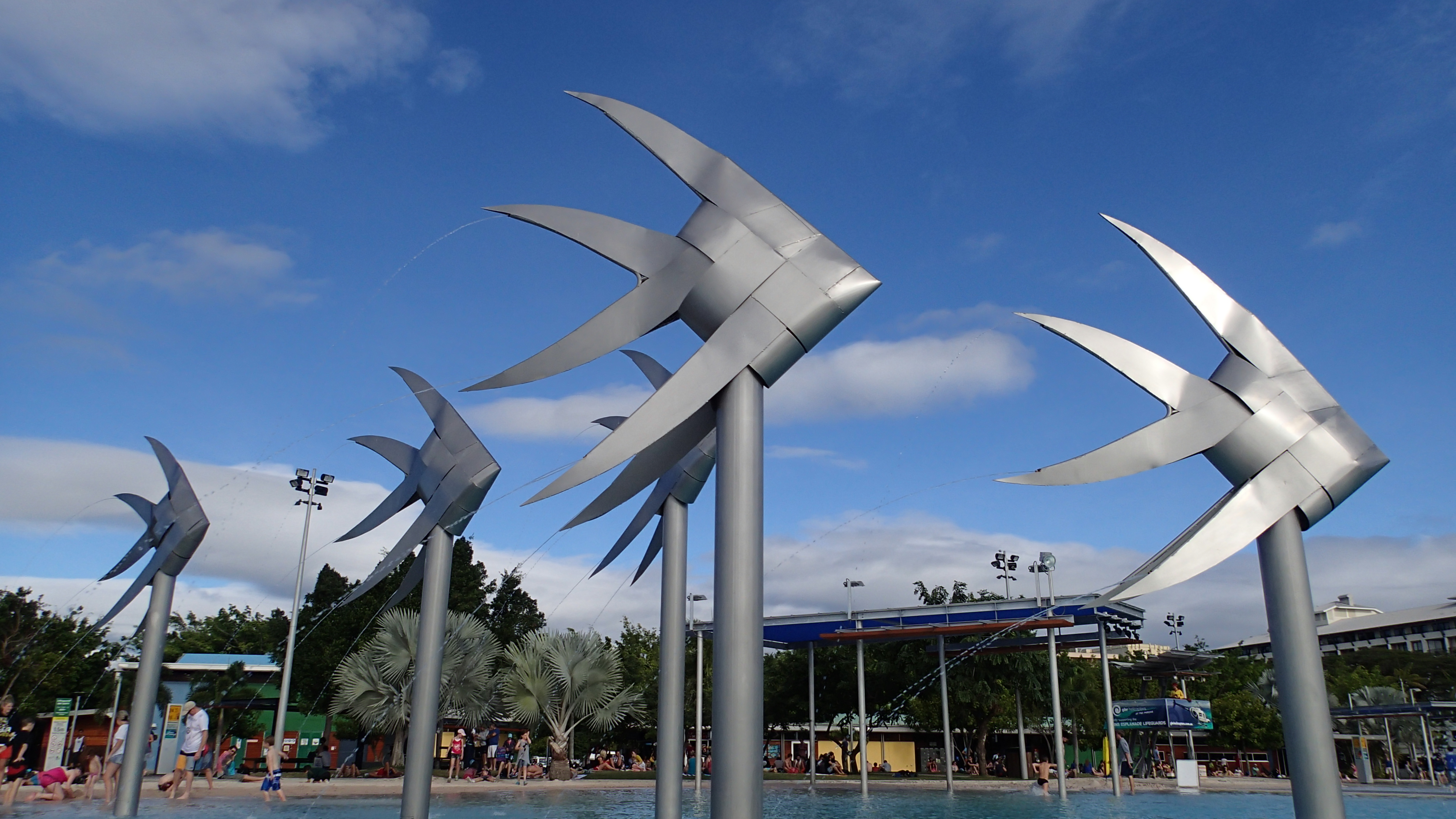 <b>エスプラネードスイミングラグーンにあるオブジェ。水が流っれぱなしで、近づくと濡れてしまう。そんなときでも防水デジカメならためらうことなく撮影できる。TG-1 / 約2.9MB / 3,968×2,232 / 1/320秒 / F8 / 0.0EV / ISO100 / WB:オート / 4.5mm</b>