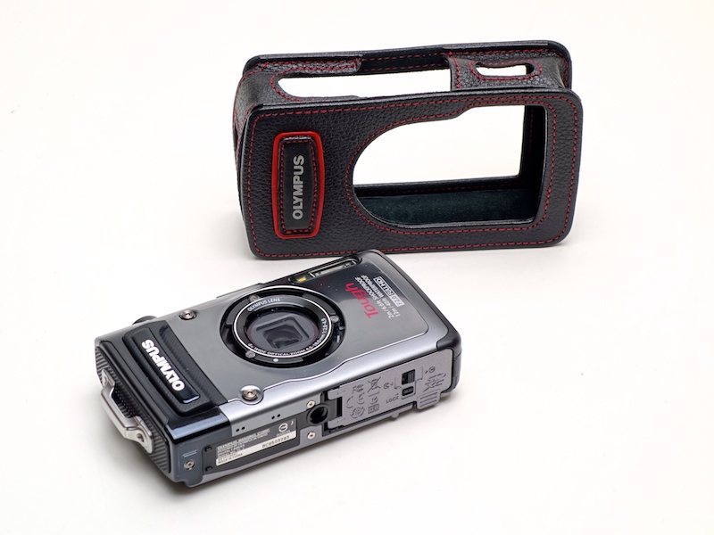 <b>革製のボディジャケットCSCH-109。防水デジカメにはミスマッチかと思いきや、見慣れると結構かっこ良い。レンズリングは紛失したのでつけていない（以下同）</b>