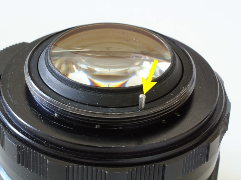 <b>M42マウントの自動絞り。レンズ側に矢印のようなピンが設けられ、これを押しこむと設定絞り値まで絞り込まれる。</b>