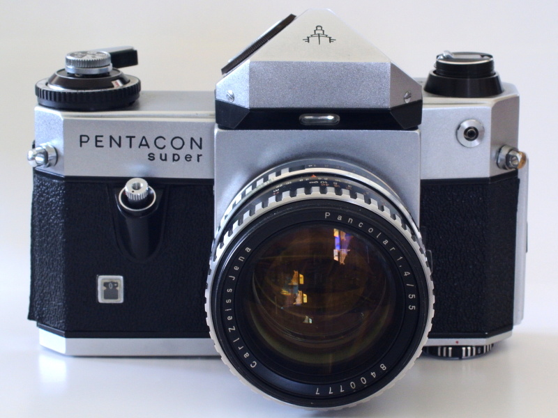 <b>旧東独ペンタコン人民公社のペンタコンスーパー。いろいろな意味で非常にユニークな一眼レフだ。</b>