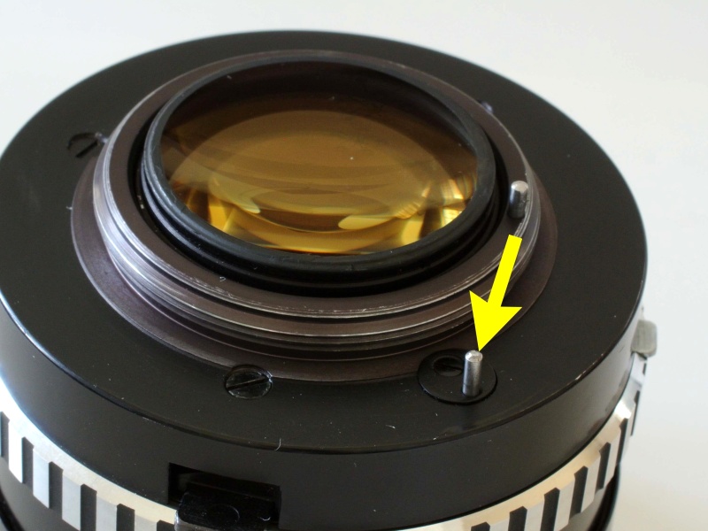 <b>絞りリングを最小絞りのF22に設定すると、このように絞り連動ピンが飛び出してくる。ストロークは1Ev当たり約0.5mm。</b>