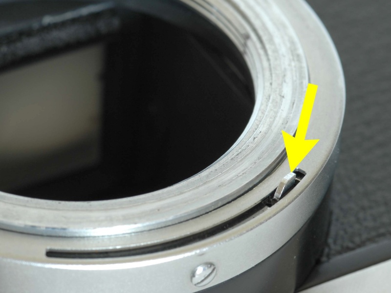 <b>オリンパスFTLのボディ側絞り連動レバーはボディ下部にある（矢印）。</b>