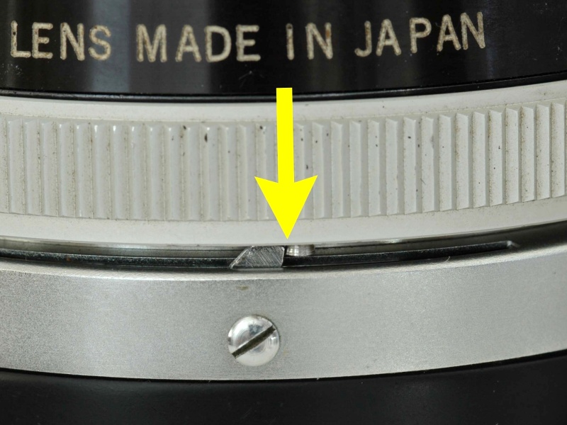 <b>オリンパスFTLのレンズをボディに装着したときの絞り連動ピンの状態（矢印）。ねじ込みの最後の1回転でかみ合うようにするため、かみ合いしろは1mm以下になる。</b>