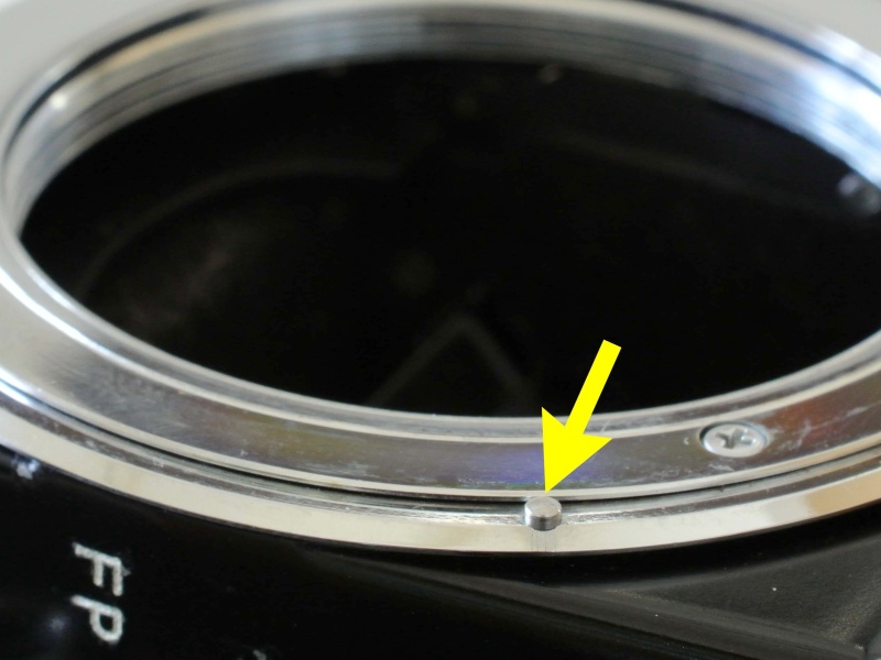 <b>フジカST801のボディ側のマウント周囲には絞り連動リングがあり、連動ピン（矢印）が設けられている。このピンがレンズ側の突起とかみ合うのだが、やはりかみ合いしろは1mm以下にしなくてはならない。</b>