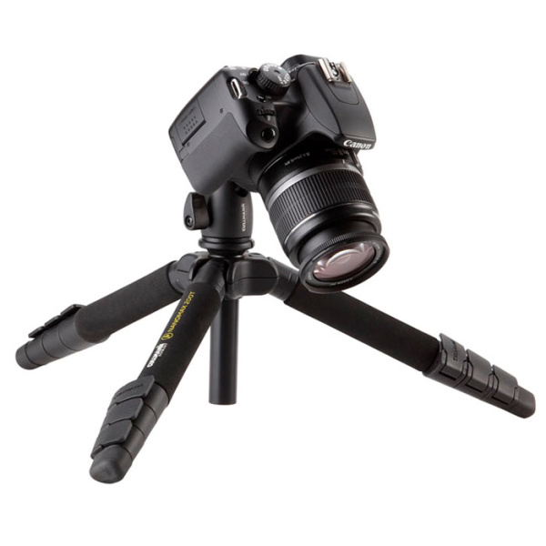 <b>小型ローアングル三脚が付属する</b>