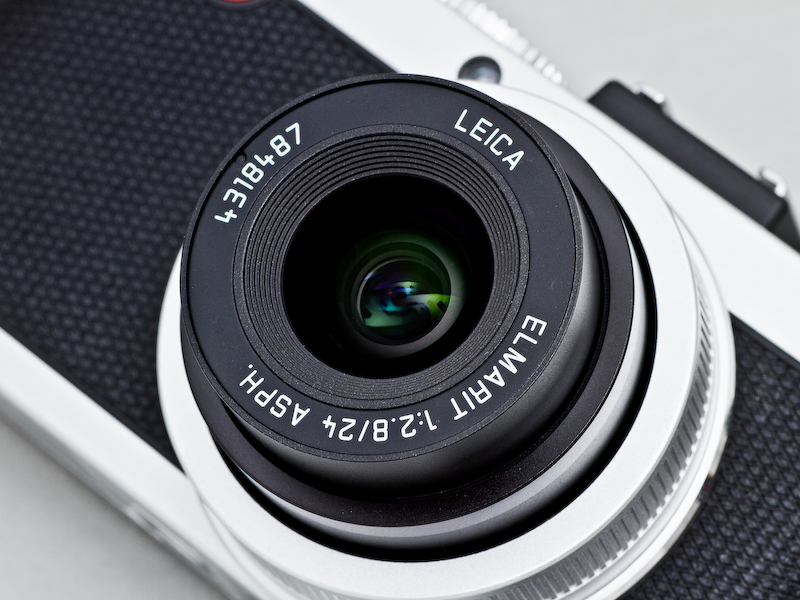 <b>レンズはX1と同じエルマリート24mm F2.8 ASPH.。電源をONにすると、沈胴していた鏡筒が伸びてくる。</b>