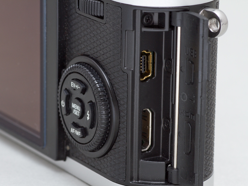 <b>側面カバーを開けると、上にUSB、下にHDMI端子を持つ。</b>