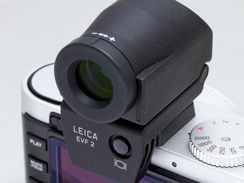 <b>背面液晶モニターとEVFの切り換えは、EVFに装備されたボタンを押す。EVF2のアイピース部は視度調整リングになっている。迅速な調整が可能だが、動きやすいのがネック。</b>
