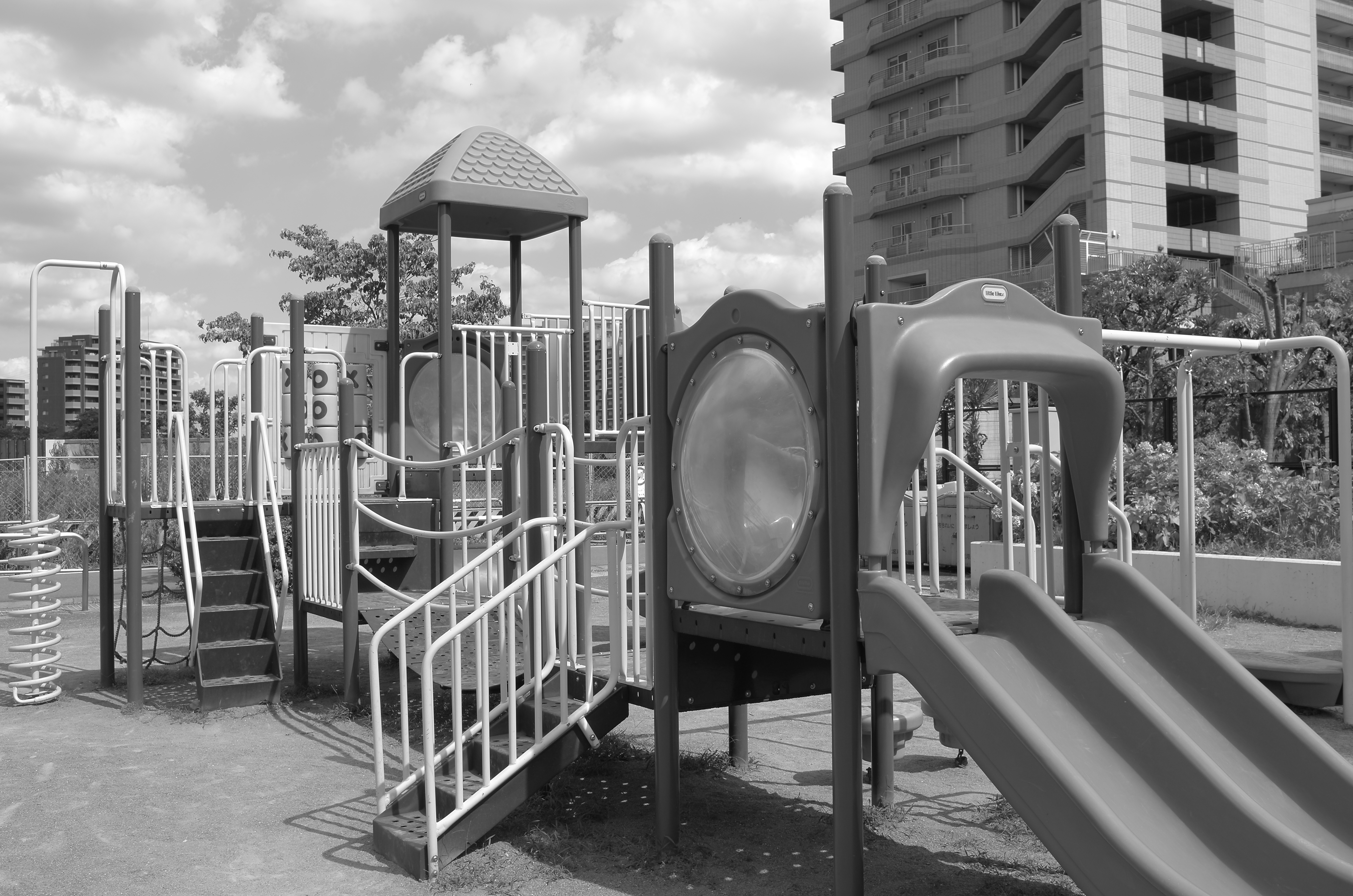 <b>白黒Natural / X2 / 約5.9MB / 4,928×3,264 / 1/320秒 / F8 / 0EV / ISO100 / 絞り優先AE / WB：オート / 24mm</b>