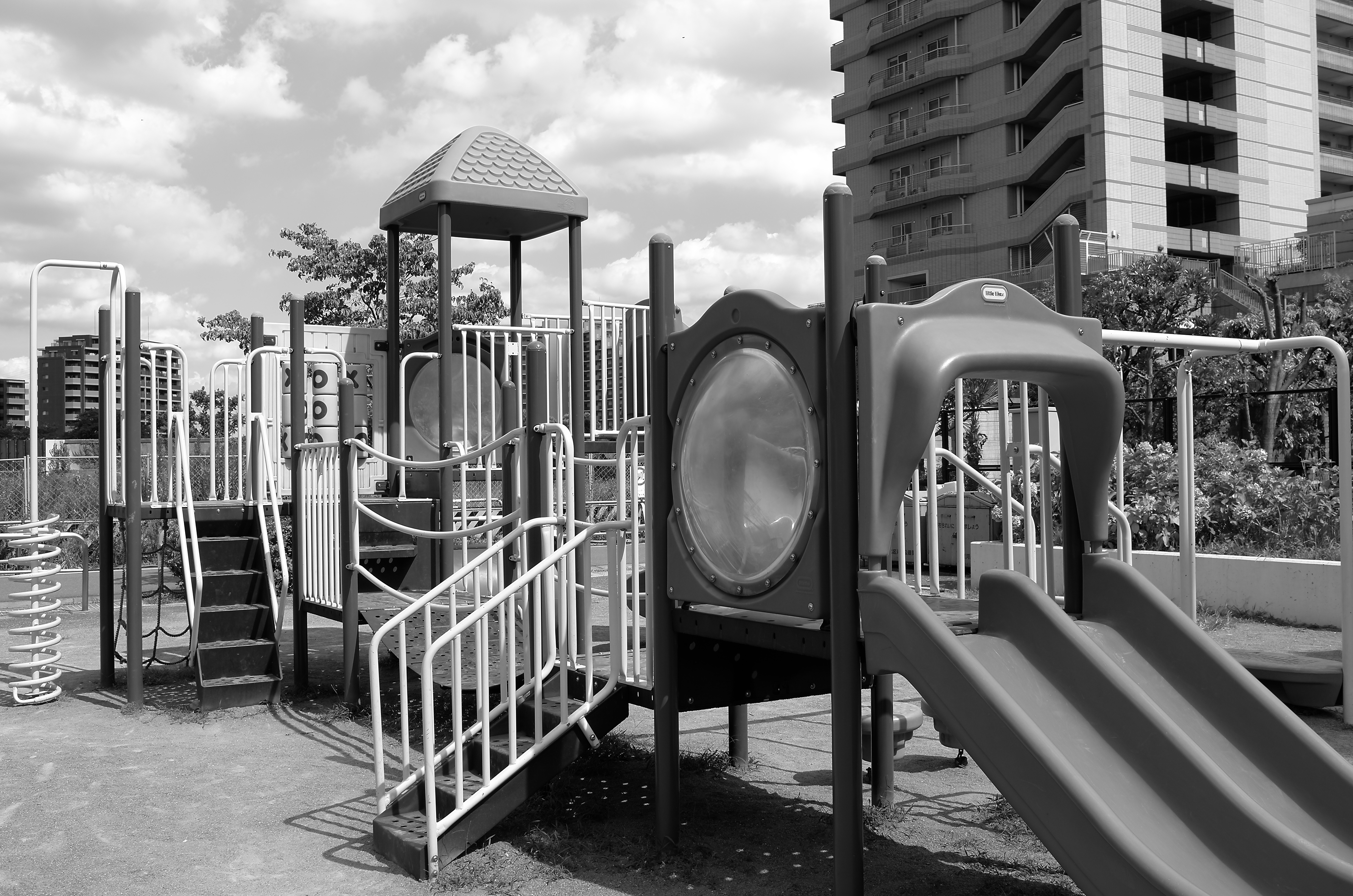 <b>白黒High Contrast / X2 / 約5.9MB / 4,928×3,264 / 1/320秒 / F8 / 0EV / ISO100 / 絞り優先AE / WB：オート / 24mm</b>