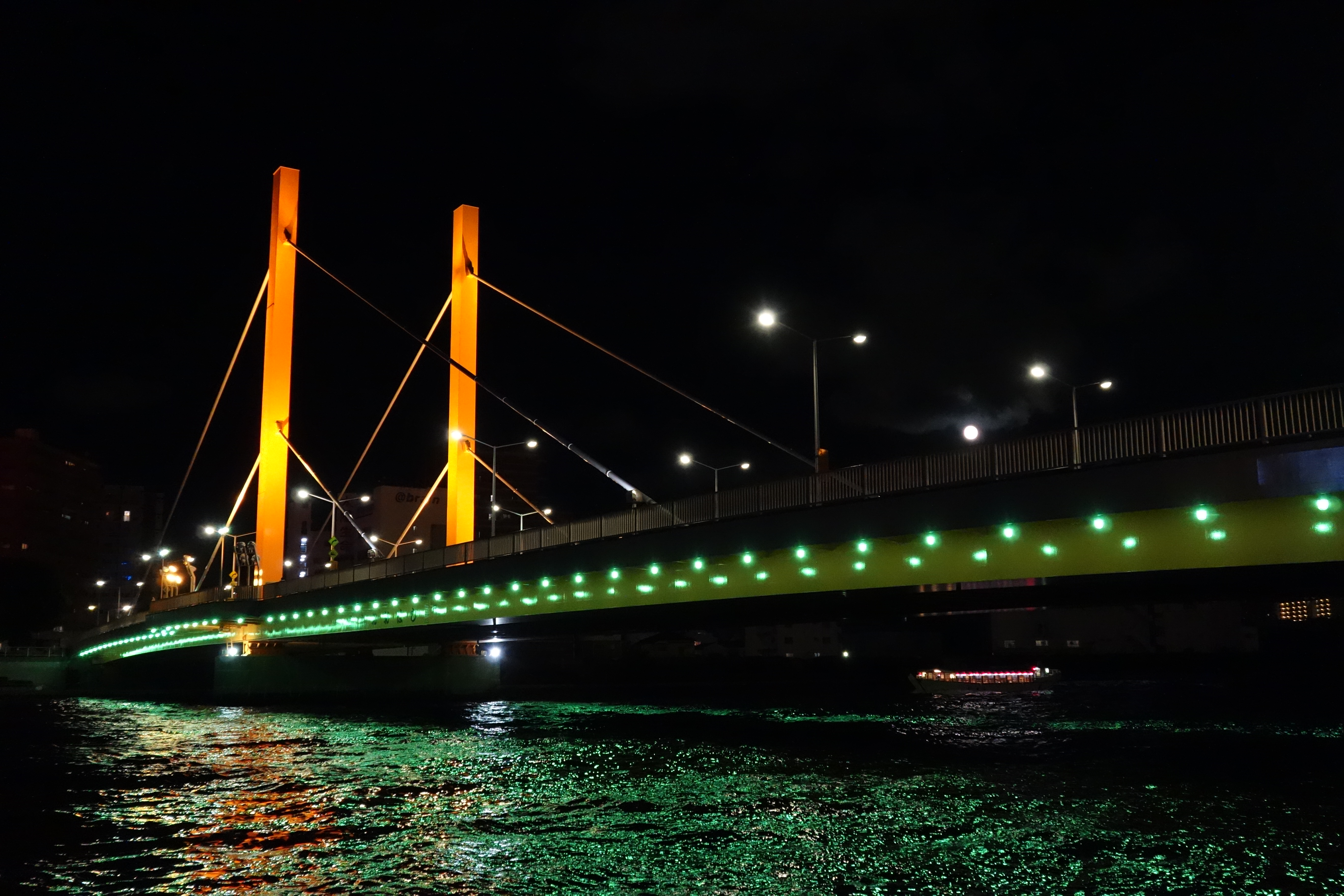 <b>DSC-RX100 / 約4.8MB / 5,472×3,648 / 1/80秒 / F4 / -1.0EV / ISO3200 / WB:オート / 13mm</b>