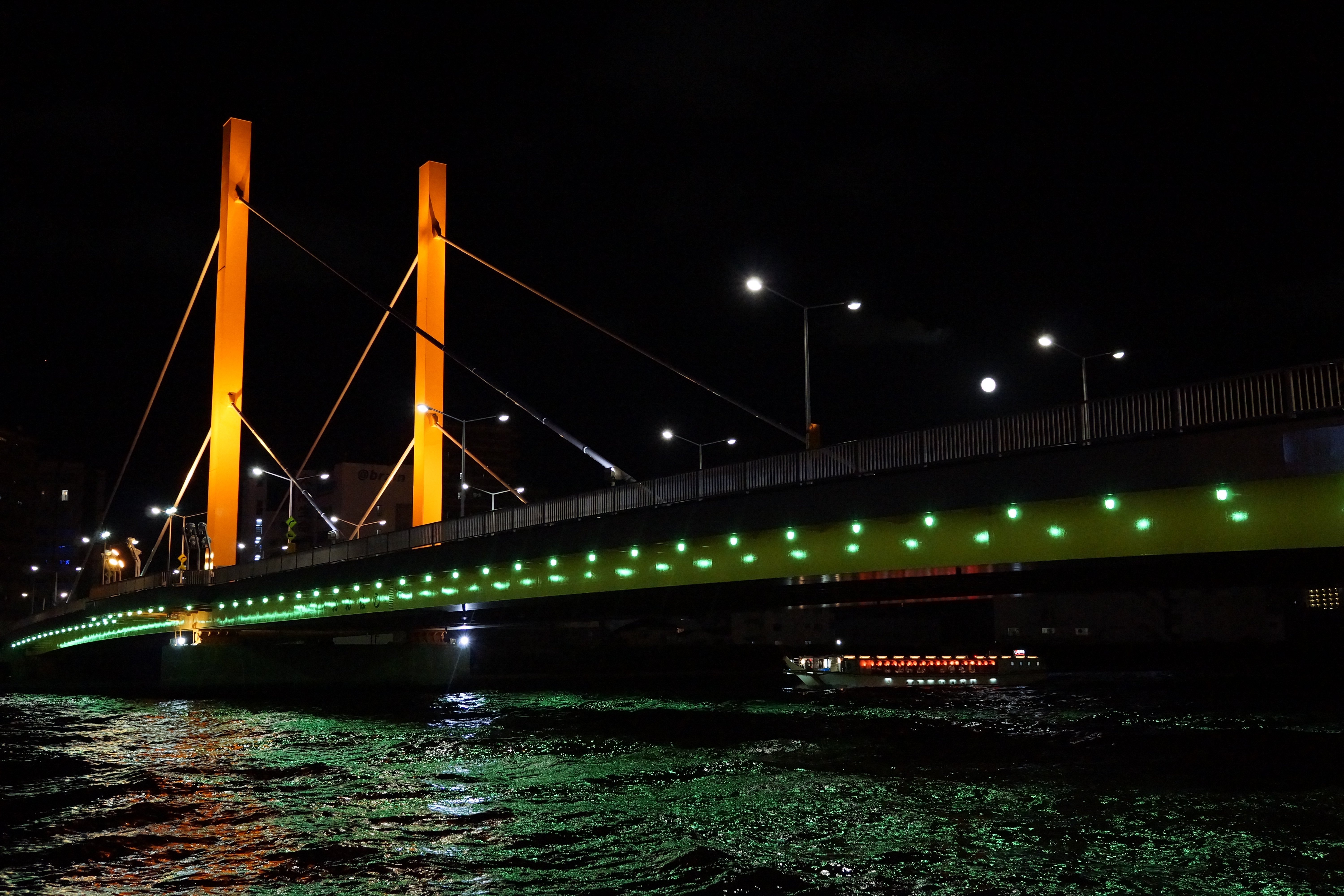 <b>NEX-7 / Sonnar T* E 24mm F1.8 ZA / 約6.5MB / 6,000×4,000 / 1/125秒 / F4 / -1.0EV / ISO3200 / WB:オート / 24mm</b>